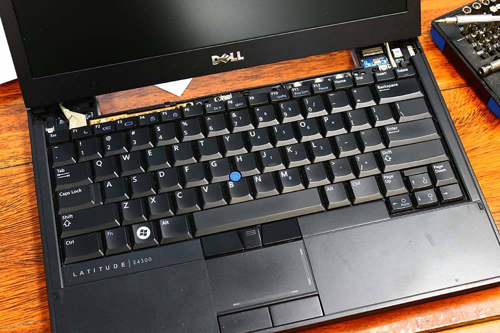 Dell Latitude E4300 keyboard replacement – November 20, 2015