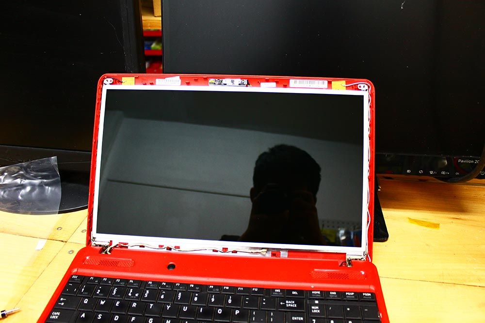 toshiba_satellite_c660d_screen_replacement17