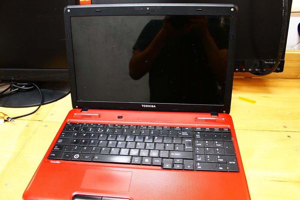 toshiba_satellite_c660d_screen_replacement3